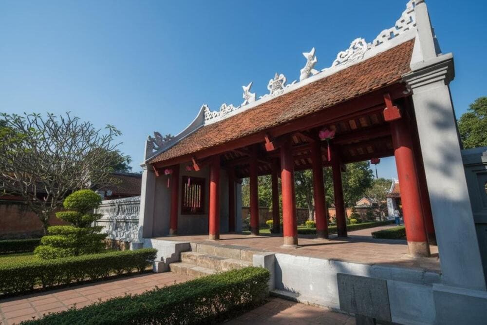 Đại Trung Môn với thiết kế ba gian, phần ngói mũi hài.